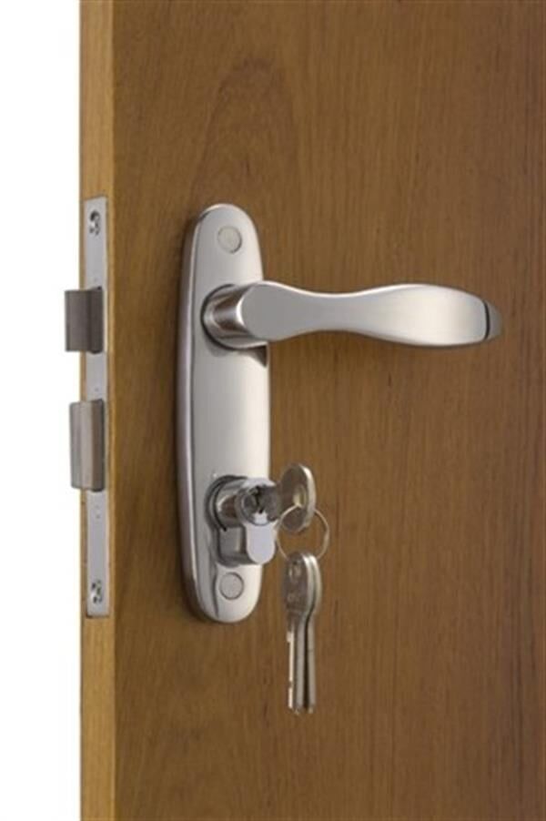 Sindirli kapı kilidi seti. Klasik içeri sol